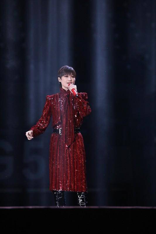 黑色 李宇春风格改变真大，短发配上“耀眼裙”，终于有点女人味了