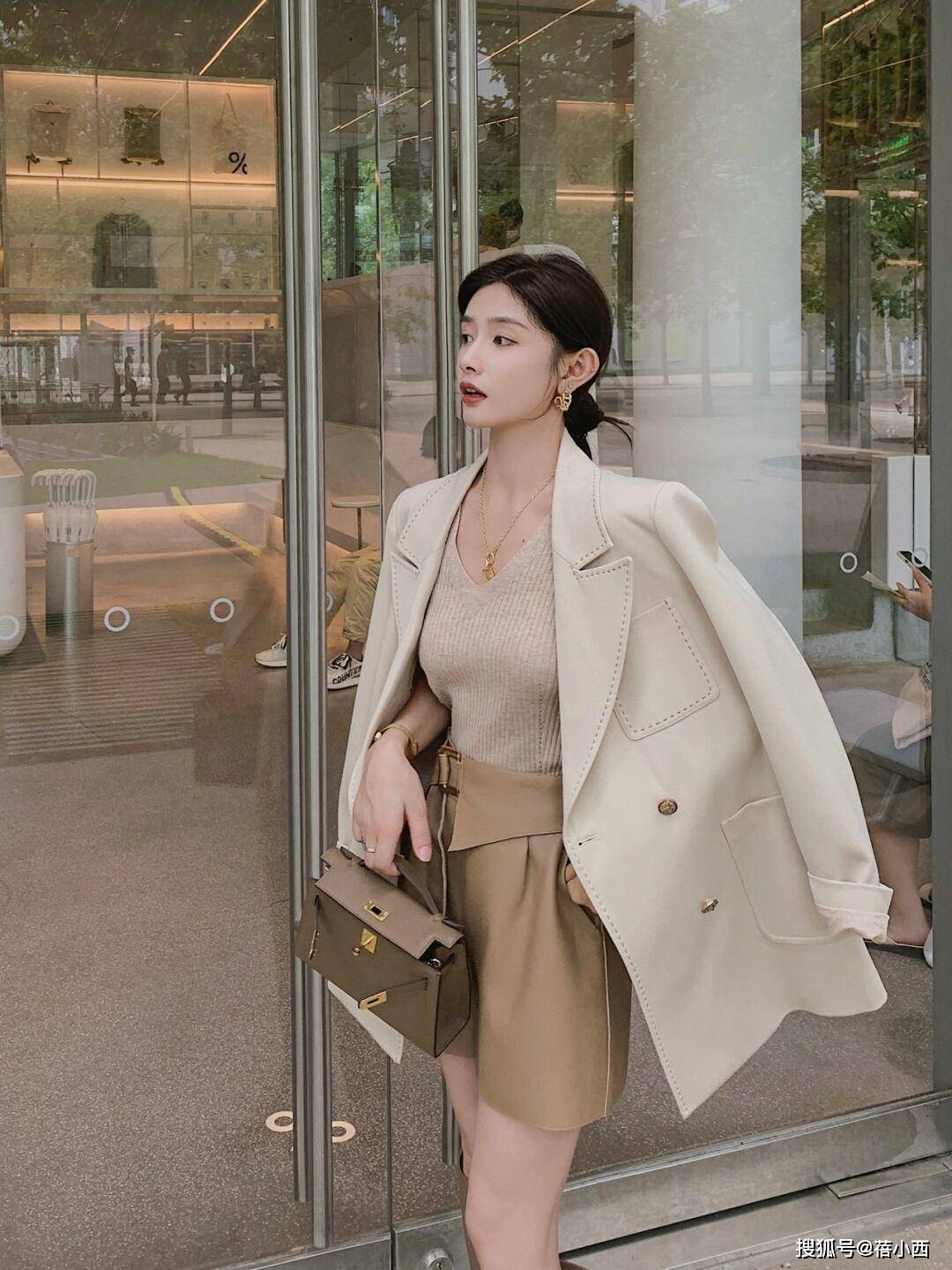 上装 真正懂时尚的女人，秋季穿搭首选“大地色”衣服，知性优雅又高级