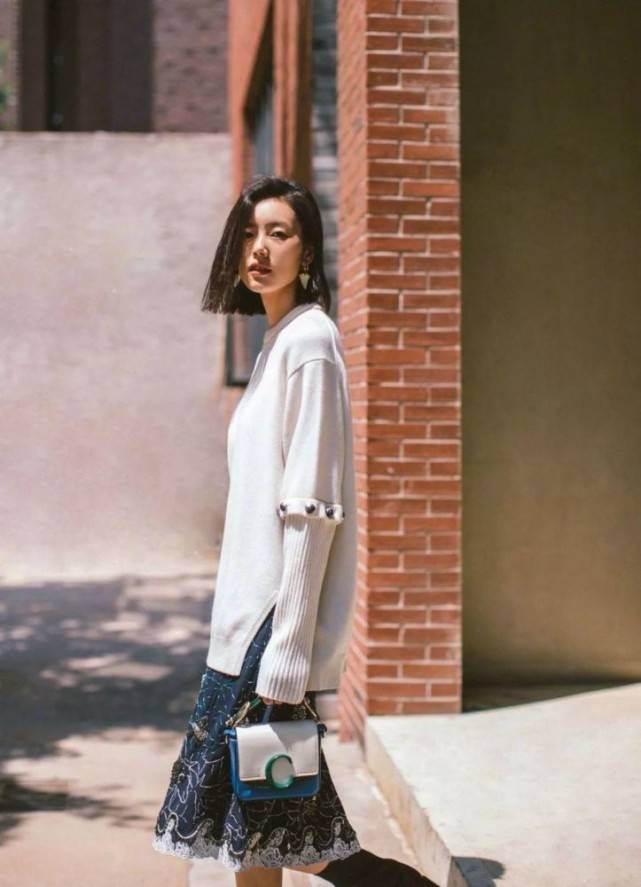 风衣 安全区的白色毛衣怎么穿？2招get知性温柔感，基础款也可以很高级