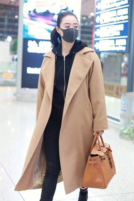 整体 蒋欣越来越会扮潮了，剪了短发更年轻，穿上大衣也不显老