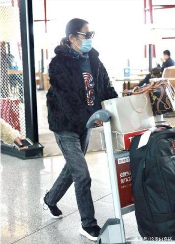 下半身 倪萍不愧是央视主持气质第一人,黑皮草穿扮现身,不土反而时髦