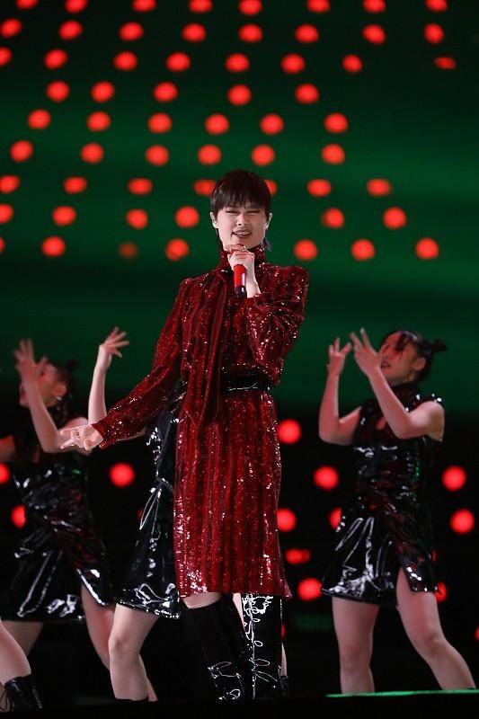 黑色 李宇春风格改变真大，短发配上“耀眼裙”，终于有点女人味了