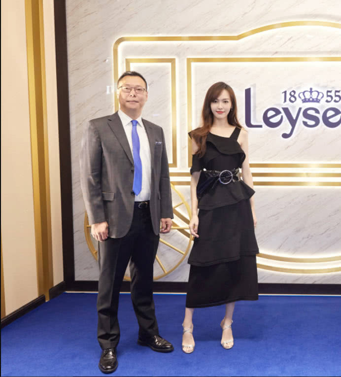 整体 唐嫣又瘦了？裤头这么窄还往里塞T恤，网友：再胖一点都塞不下了