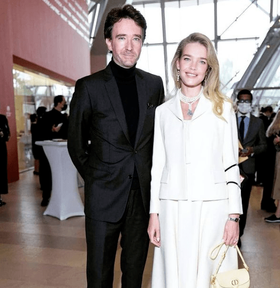 身材 LV太子爷夫妇甜蜜营业！水果娜白衣+白裙亮成一道光，不像当妈的