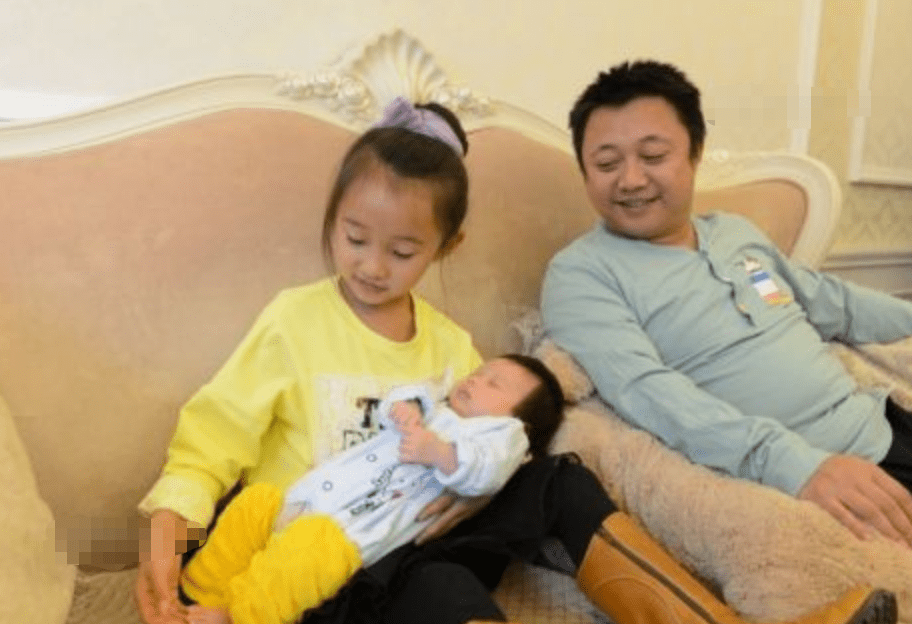 因为|为啥二胎家庭中，宝爸通常更喜欢老二？并非“偏心”原因反而暖心