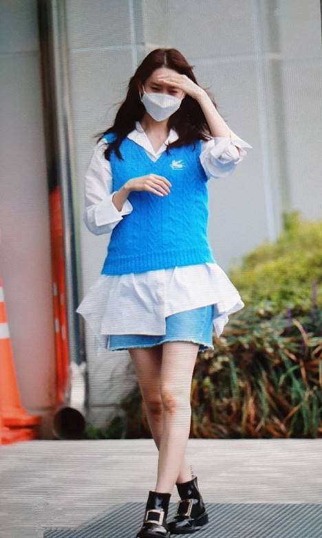 时尚 林允儿引领早秋时尚，针织马甲叠穿不规则衬衫洋气个性，太美