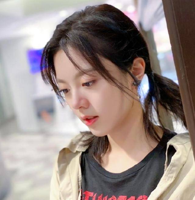 马尾女星双马尾,邱淑贞女儿撞脸邓紫棋,周冬雨''手抓鸡窝''