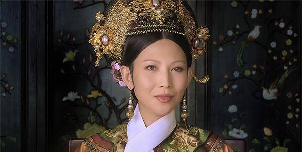 小动作|《甄嬛传》被忽略的细节，宝鹃和皇后的小动作谁注意到了？