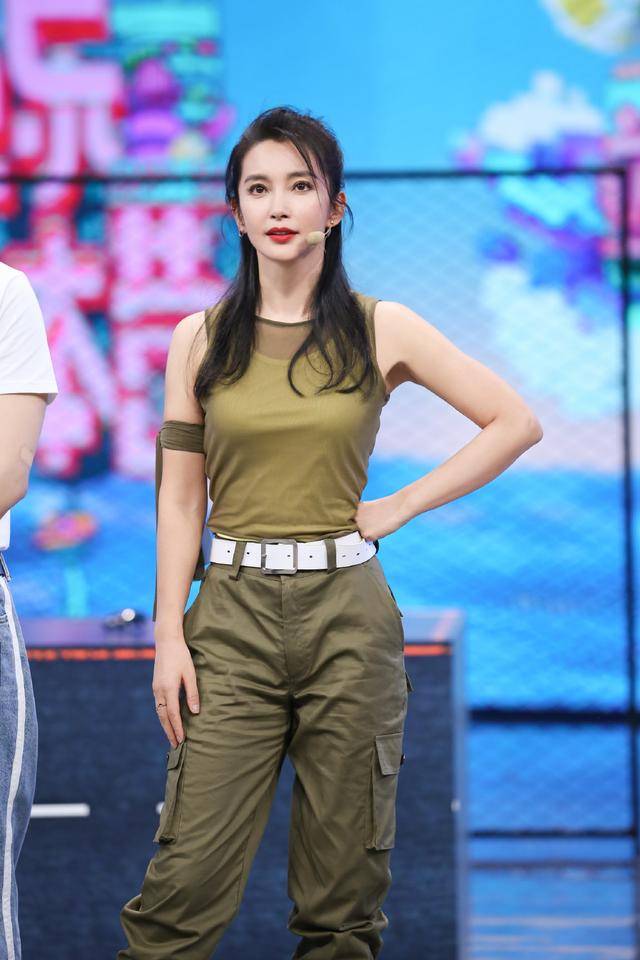 李冰冰 李冰冰48岁容颜不改!穿白色背心配牛仔外套潇洒不羁,个性洋气