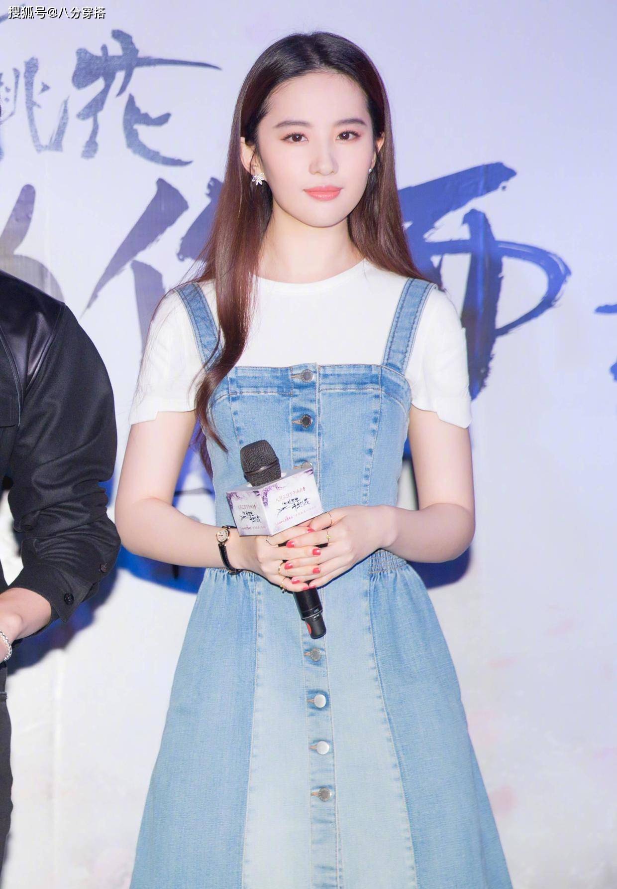 带着 “神仙姐姐”刘亦菲的气质无敌了，蓝色抹胸礼服高雅精致，超美的