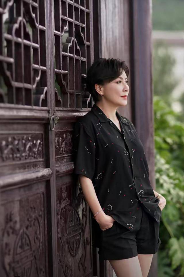 黑色 身材有肉很抢镜，刘嘉玲穿豹纹连体裤、黑色衬衫，气质不输当年