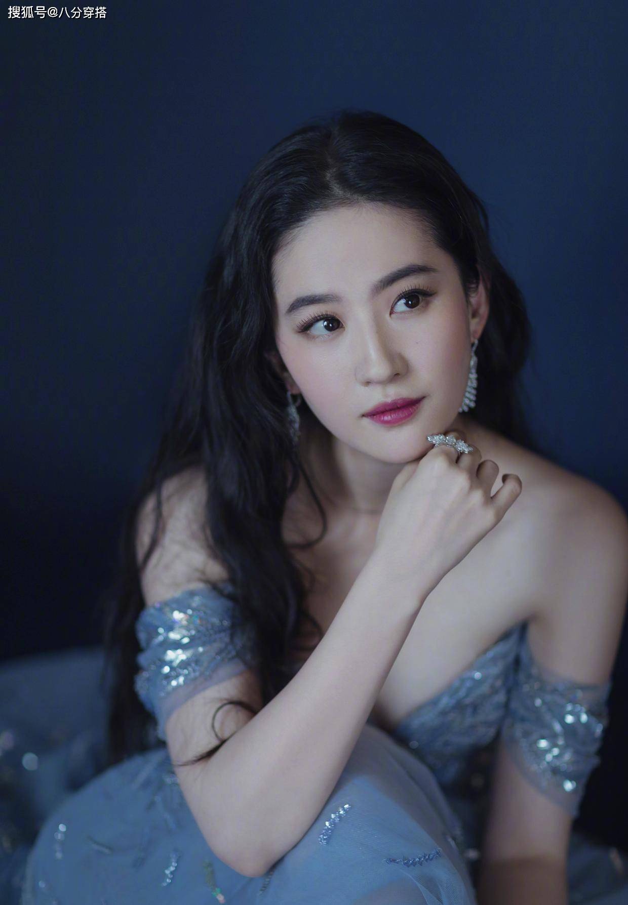带着 “神仙姐姐”刘亦菲的气质无敌了，蓝色抹胸礼服高雅精致，超美的