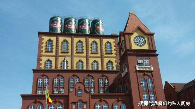 青岛有个啤酒博物馆，里面不仅有醉酒小屋，奥古特还能“泼”酒