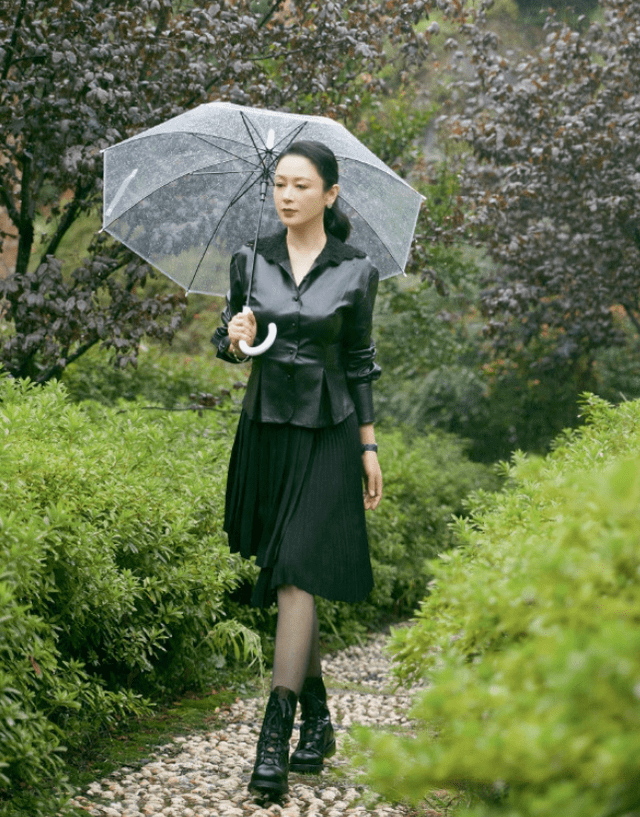 黑色 陈凯歌的小16岁娇妻,人到中年也没油腻感,穿黑色西装显干练气质