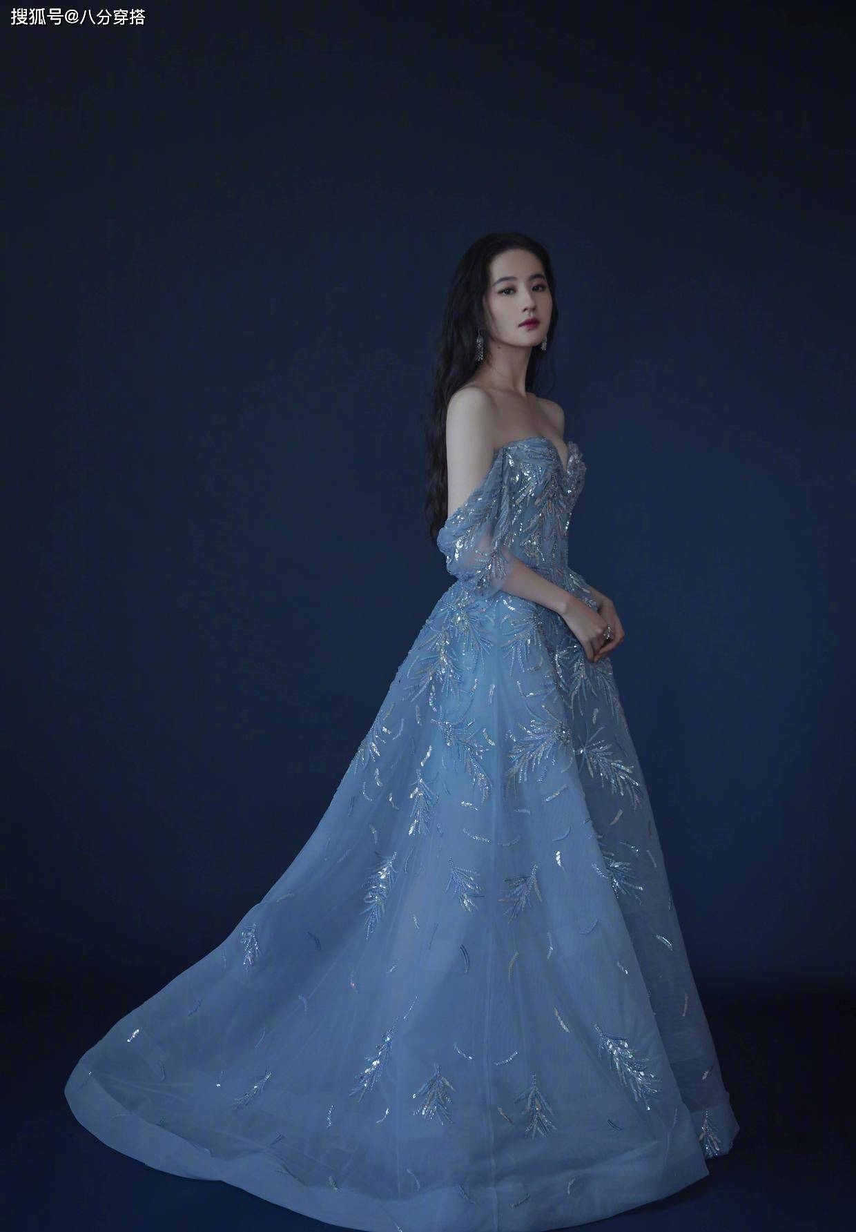 带着 “神仙姐姐”刘亦菲的气质无敌了，蓝色抹胸礼服高雅精致，超美的