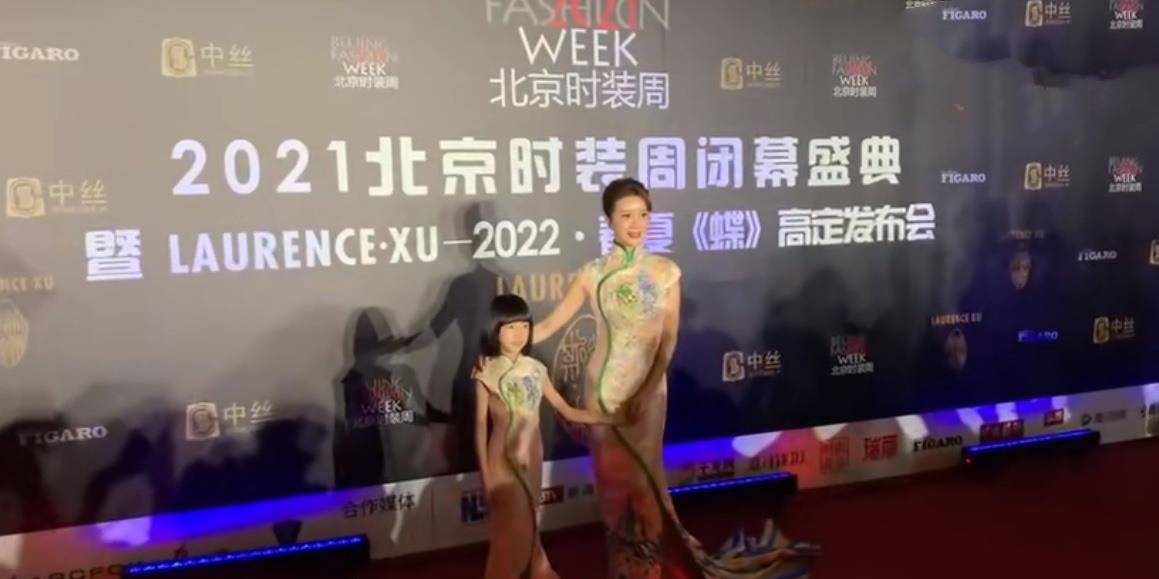 东方 金巧巧罕见携女走红毯，46岁穿旗袍美出东方韵味，女儿单眼皮像爸