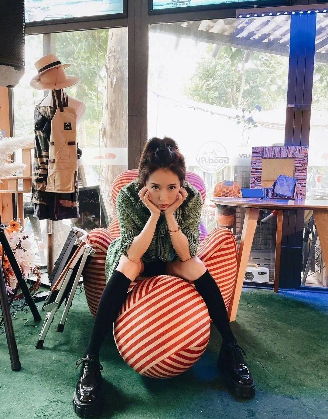 短裙 阔太李念真会打扮，扎半马尾穿短裤好显嫩，配小腿袜女团腿抢镜