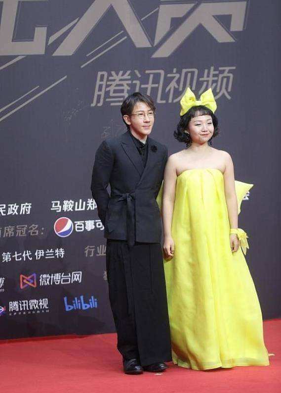 身材 辣目洋子无视微胖身材，穿紧身裙晒自拍照，肉都有点“溢出来”了