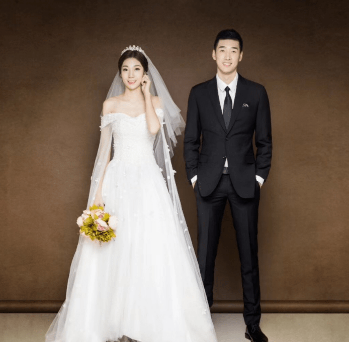 婚姻|刚夺冠就大婚！恭喜2位女排姑娘，男友单膝下跪，球迷喊：亲一个