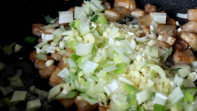 做法|土豆家常做法，用来招待客人，比红烧肉还受欢迎，太香了