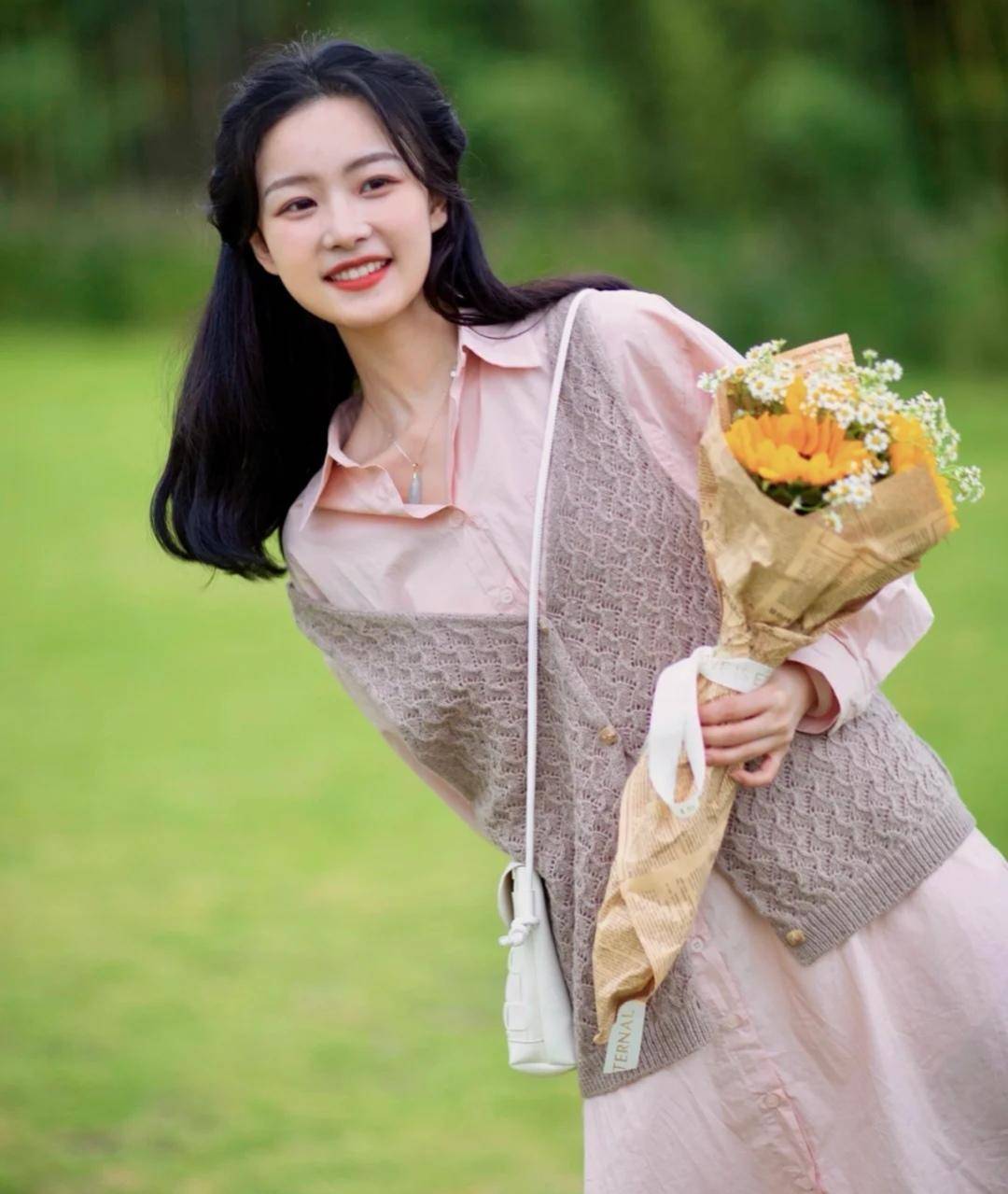 衣领 还在用T恤配牛仔裤?今秋流行穿连衣裙,又甜又仙的风格气质大增