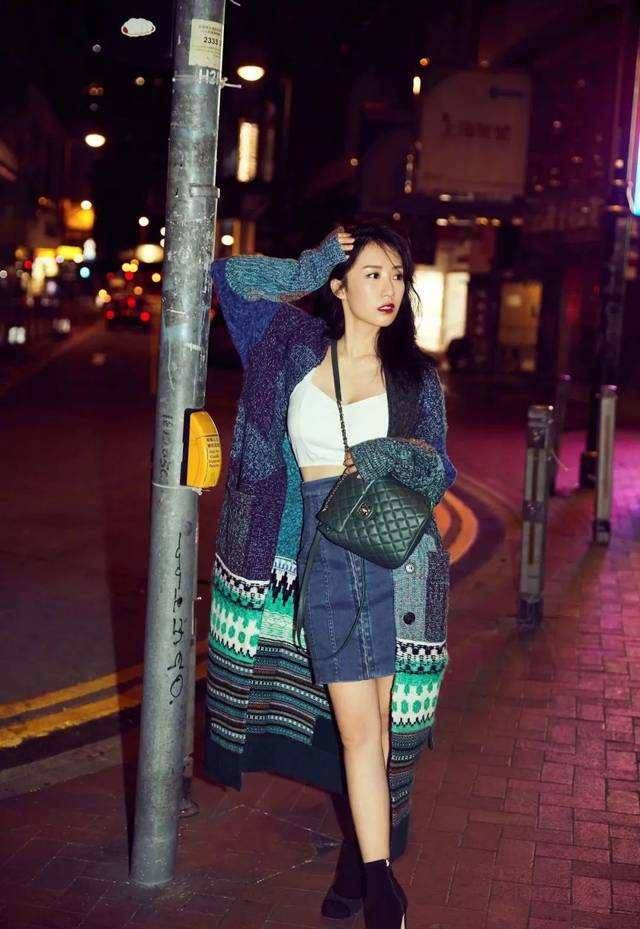 短裙 阔太李念真会打扮，扎半马尾穿短裤好显嫩，配小腿袜女团腿抢镜