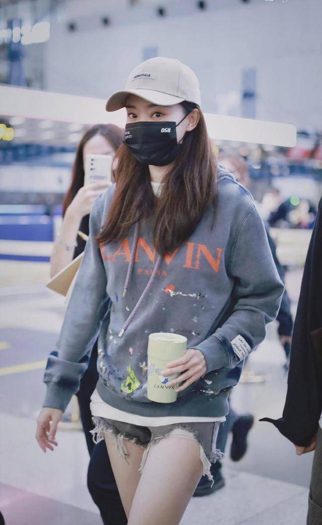 卫衣 张小斐穿搭另类难理解,卫衣搭配短裤反季节混穿搭,一双美腿惊人