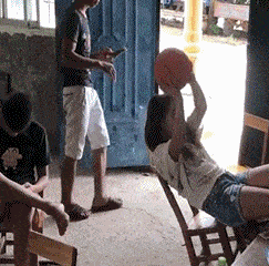 搞笑GIF：說出來你們可能不信 今天我真的走了狗屎運 搞笑整蠱 第6张