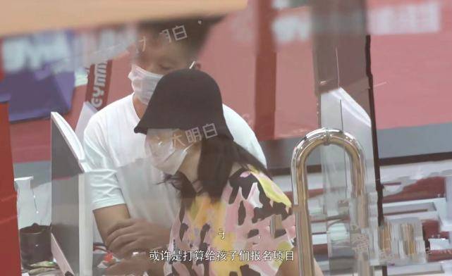 八卦 张杰谢娜带女儿去商场玩，跳跳活泼爱撒娇，俏俏扎高马尾超可爱