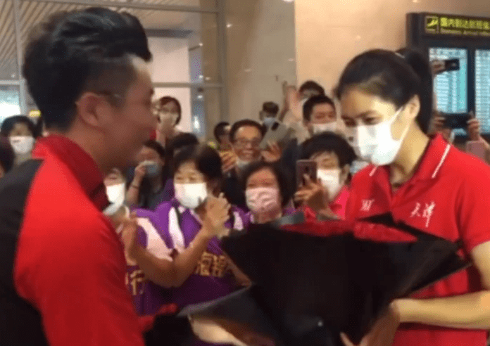 婚姻|刚夺冠就大婚！恭喜2位女排姑娘，男友单膝下跪，球迷喊：亲一个