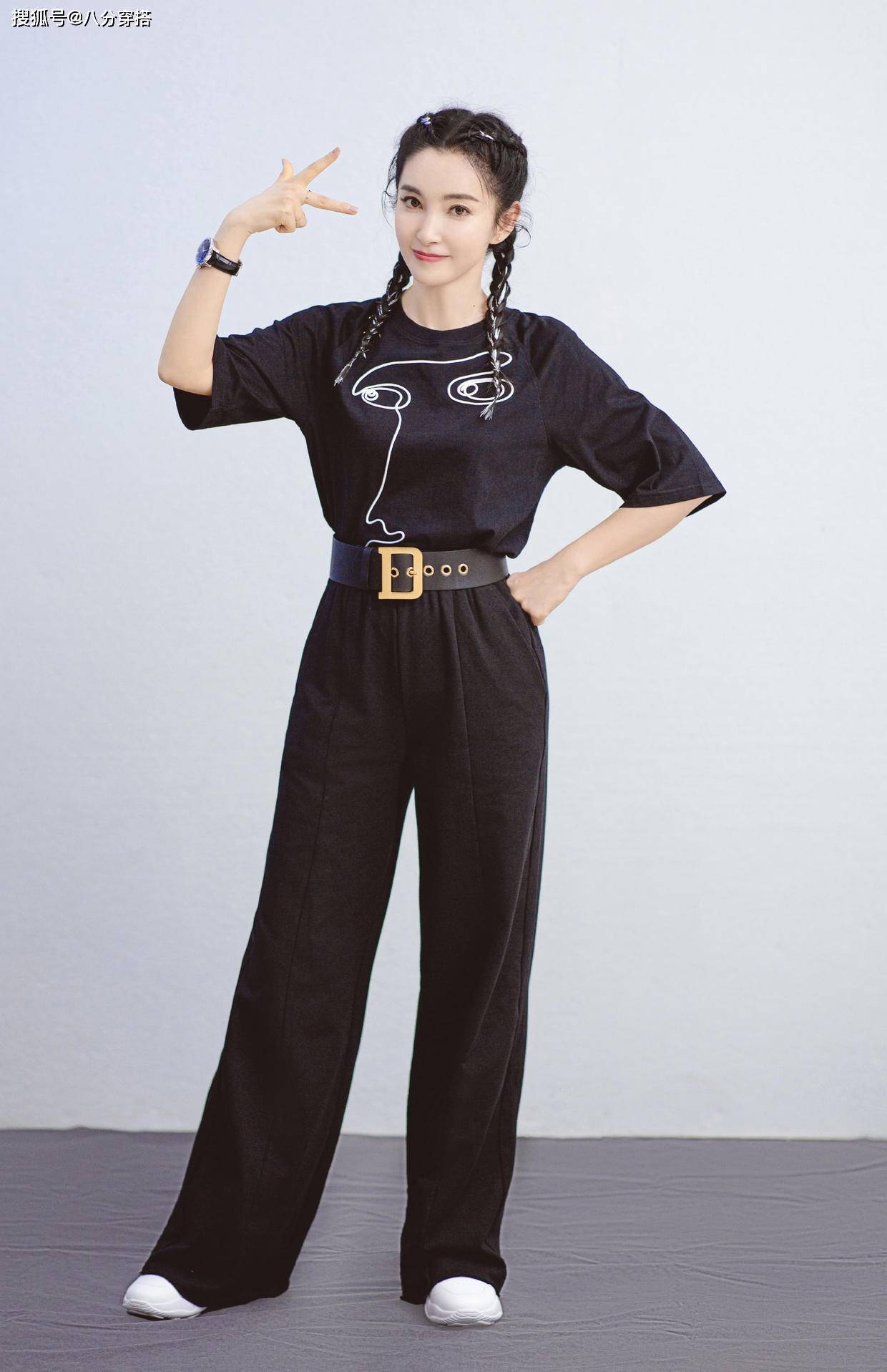 黑色 李冰冰真会穿!黑色修身长裙秀“蚂蚁腰”,48岁依旧“风华绝代”