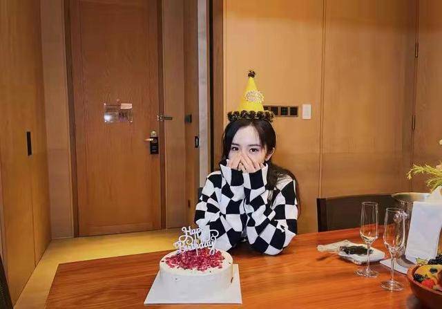 曲线美 别再穿百褶裙了,今年火了杨幂穿的牛仔短裤,简单优雅还“撩人”