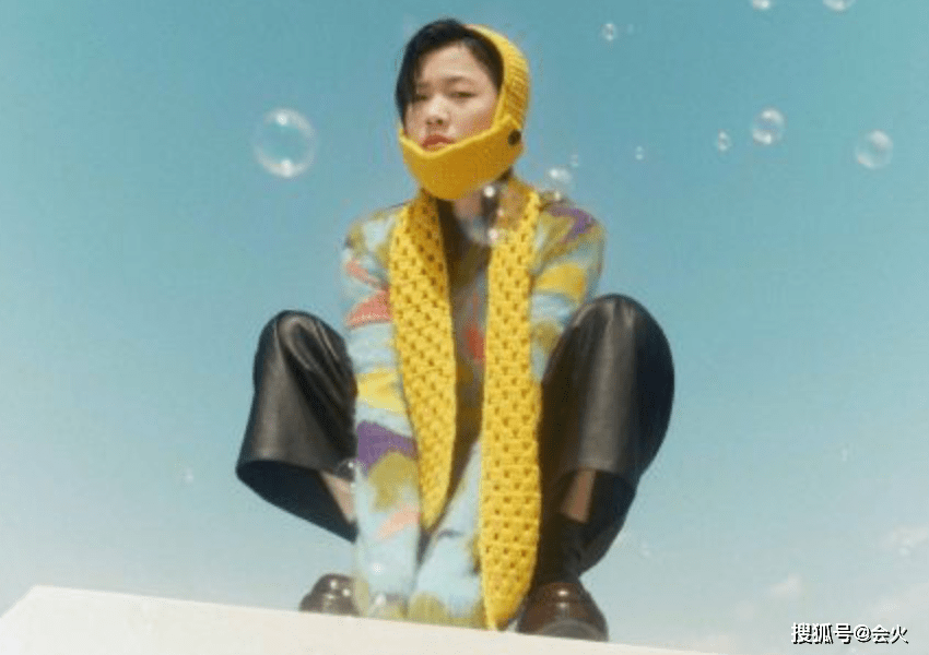 封面杨倩首登杂志封面！穿黄色泡泡袖长裙，头戴小黄鸭发夹可爱灵动