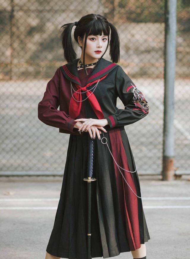 细节 有一种搭配叫“制服+破洞袜”，JK都爱穿，显瘦还洋气