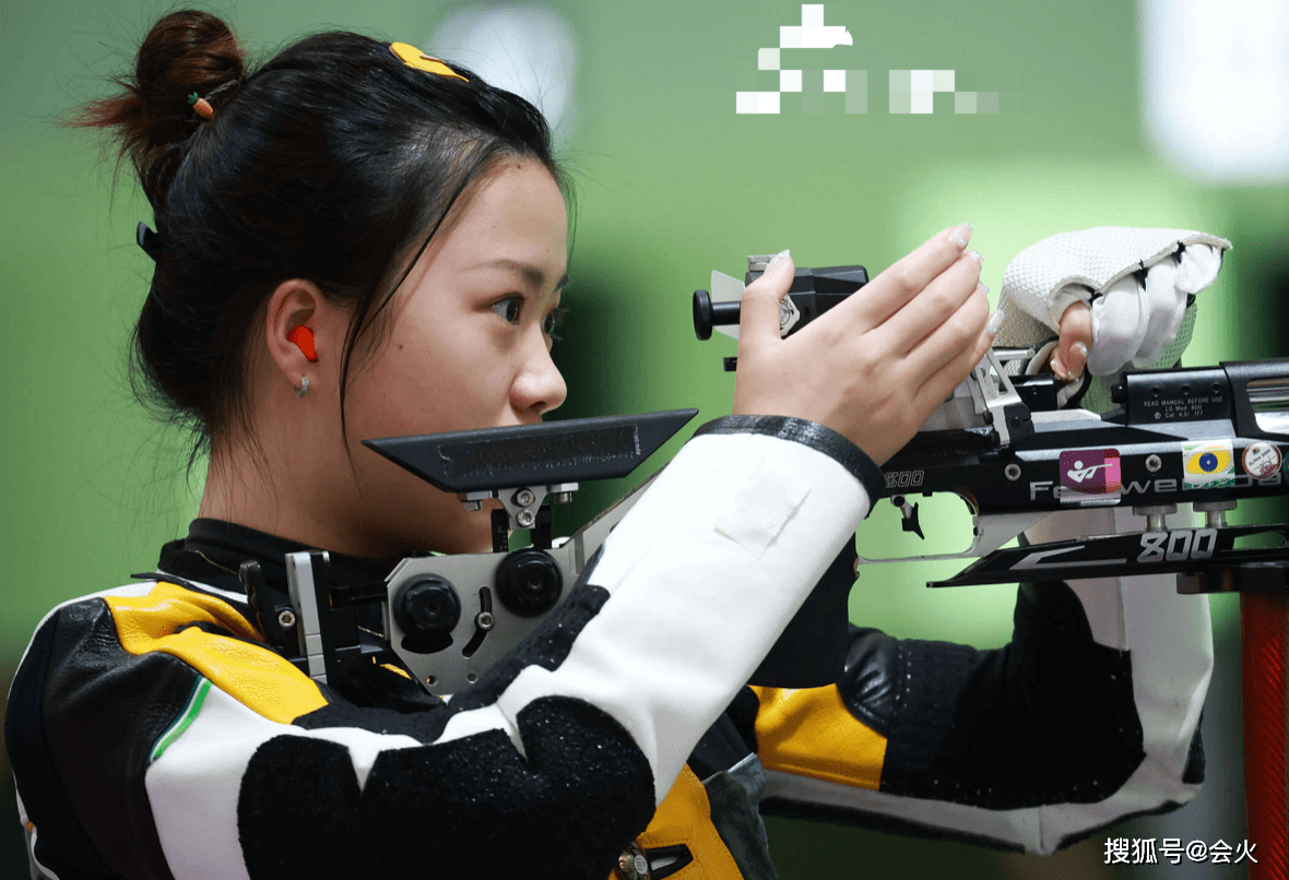 封面杨倩首登杂志封面！穿黄色泡泡袖长裙，头戴小黄鸭发夹可爱灵动