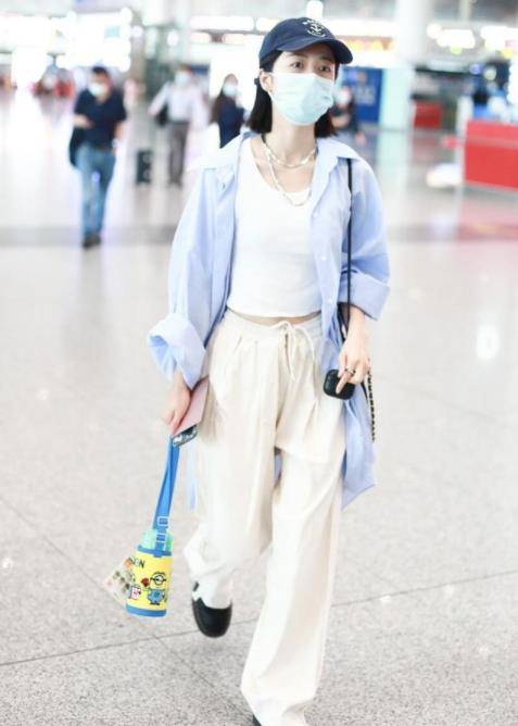 设计 宣萱穿衬衫配牛仔裤现身，完全看不出50+，和古天乐再合作真般配