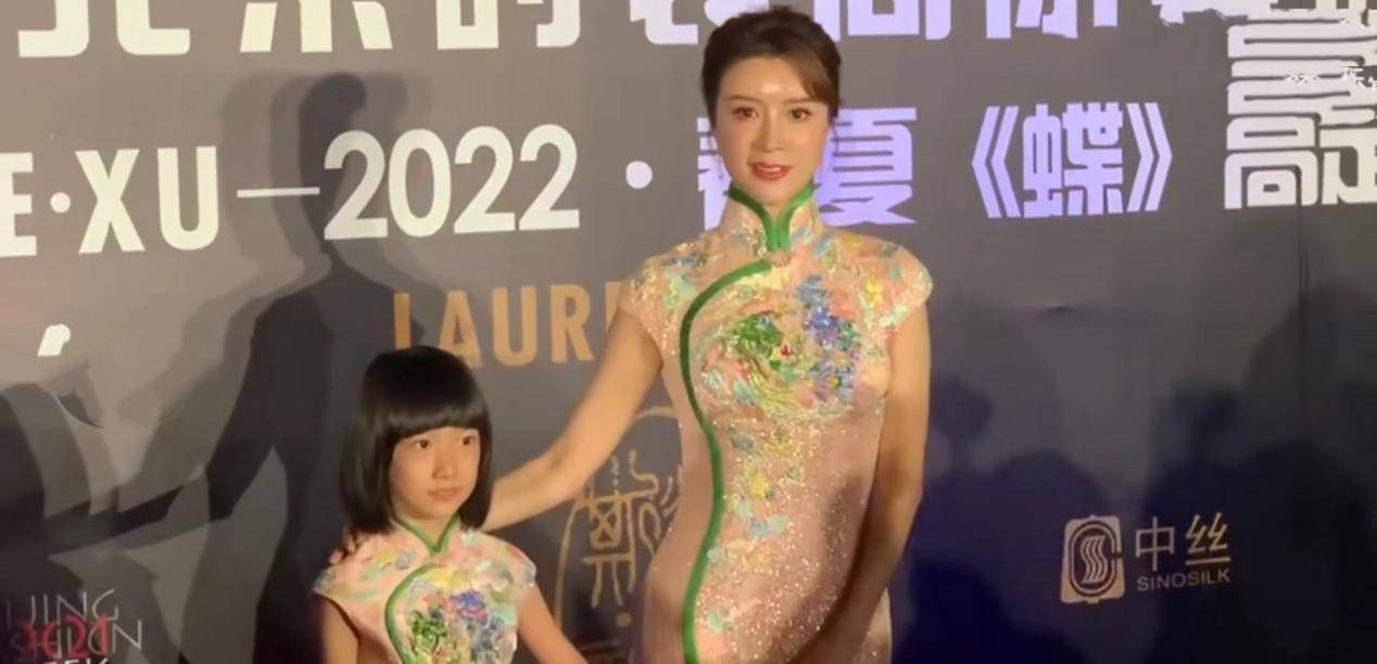 东方 金巧巧罕见携女走红毯，46岁穿旗袍美出东方韵味，女儿单眼皮像爸