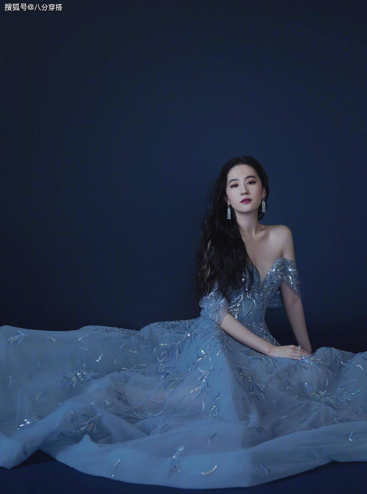 带着 “神仙姐姐”刘亦菲的气质无敌了，蓝色抹胸礼服高雅精致，超美的