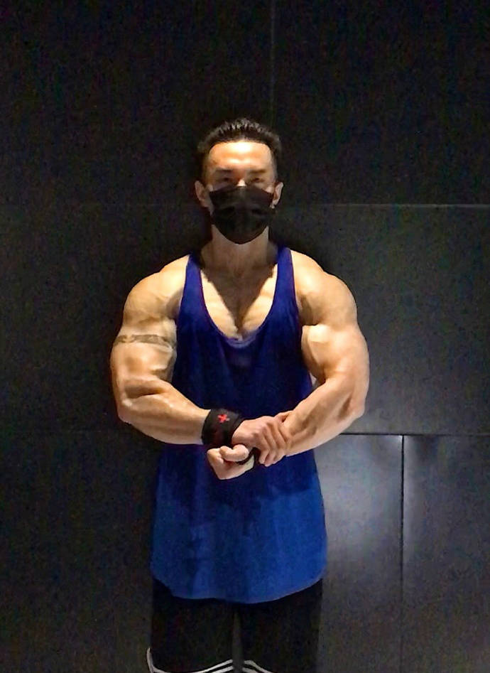 原创肌肉小哥展示训练效果,体脂重回8%,无须凹造型随便拍都是帅的!