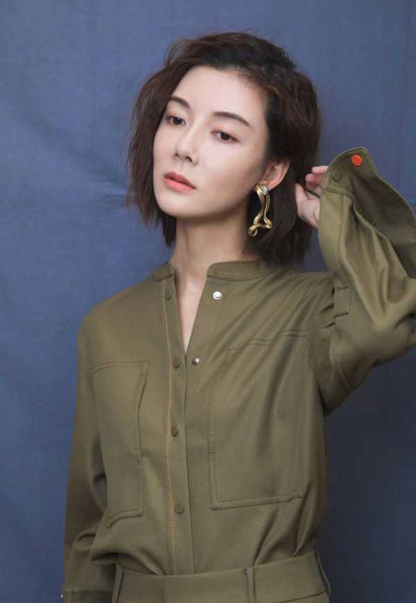 套装 1米7的车晓身材真好，穿军绿色套装高级洋气，这腿快到别人腰了