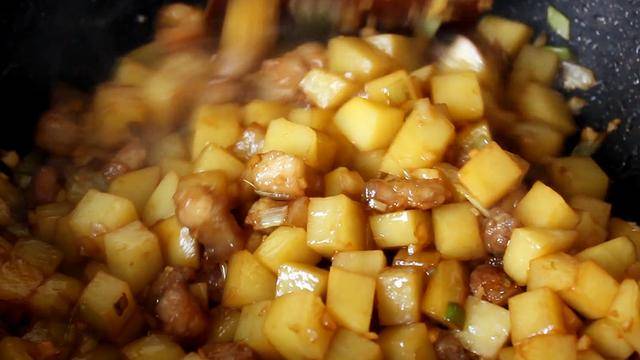 做法|土豆家常做法，用来招待客人，比红烧肉还受欢迎，太香了