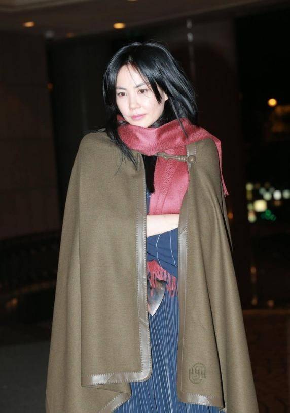 降低 王菲仗着好气质就乱穿衣服，穿绿斗篷配红围巾，全靠颜值在撑着