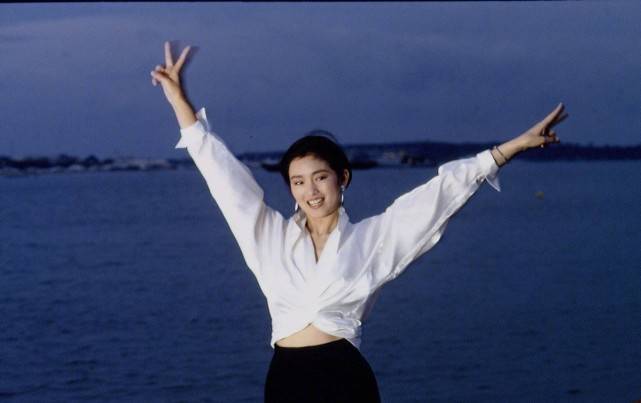 黑色 55岁巩俐再现戛纳封神造型!穿白衬衣亮相电影节,28年后更美了