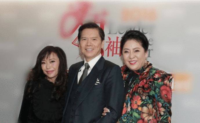 向太 谁说穿得简约才高级?看62岁向太穿衣就知道,真是越花越显贵气