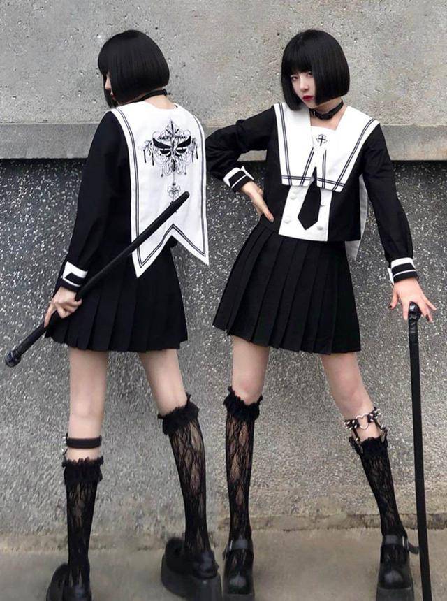细节 有一种搭配叫“制服+破洞袜”，JK都爱穿，显瘦还洋气