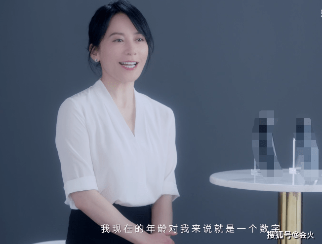 黑色50岁俞飞鸿拍性感大片！上衣半垮露雪白肌肤，头发凌乱眼神魅惑