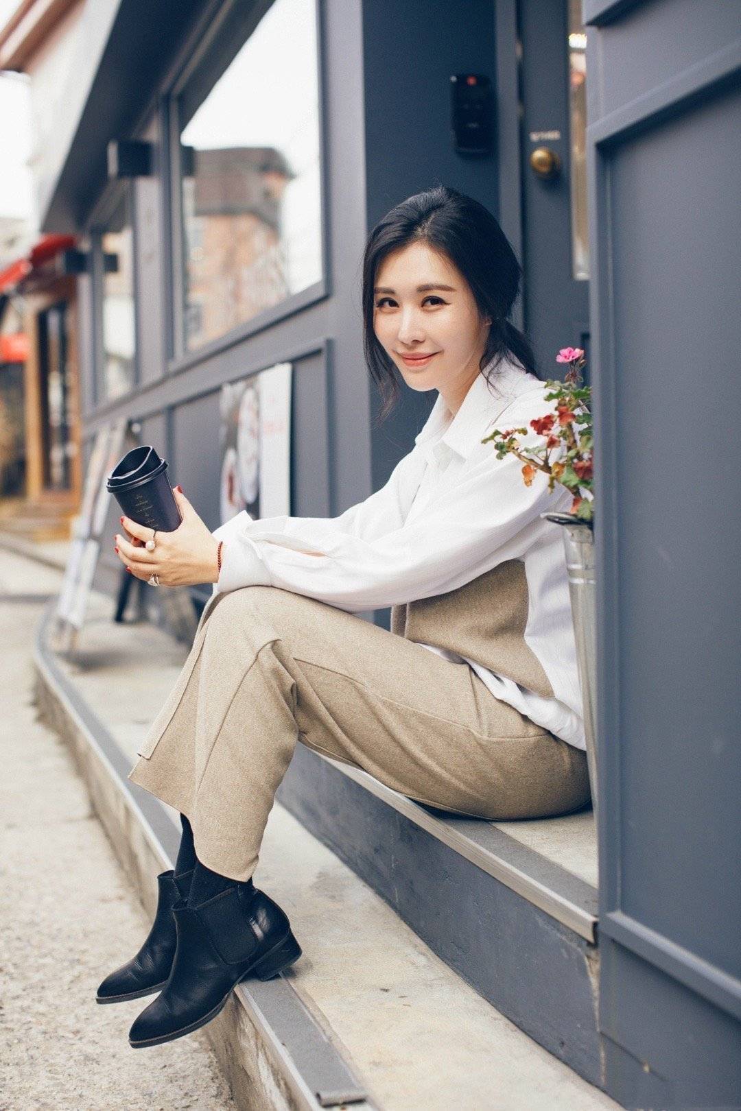 黑色 田朴珺的魔鬼身材真迷人，一字肩高衩礼裙明艳霸气，王石娶到宝了