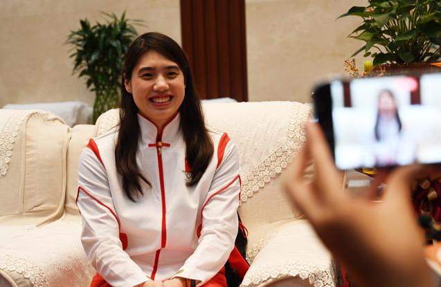 张雨霏披6金戴3银回到徐州,女市长高铁接站上来就是一个熊抱_全运会