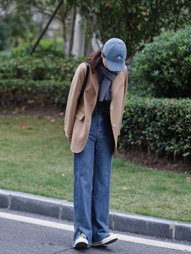 显得 秋冬，怎么穿才高级优雅？西服外套配牛仔裤，普通人也能轻松驾驭