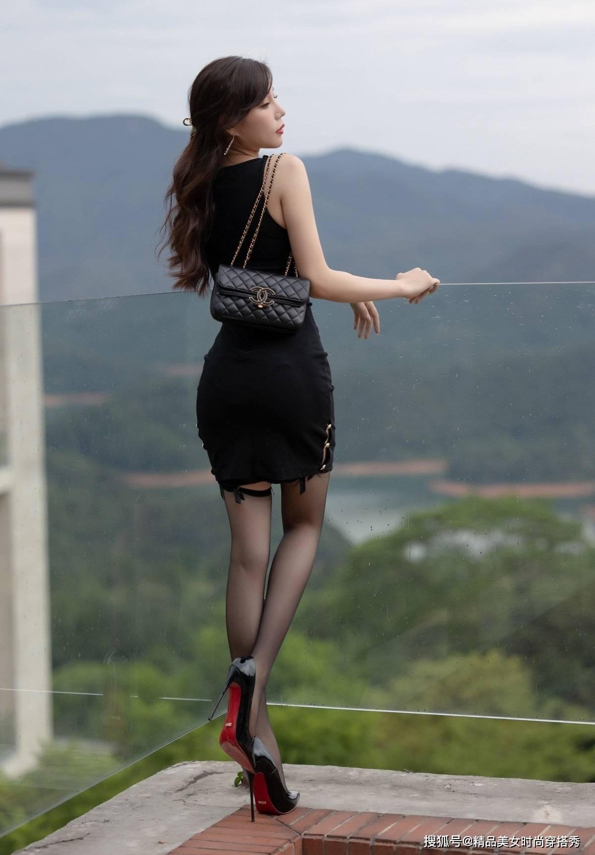黑色 无袖黑色连衣裙，清凉舒适，搭配黑色高跟鞋时尚有型